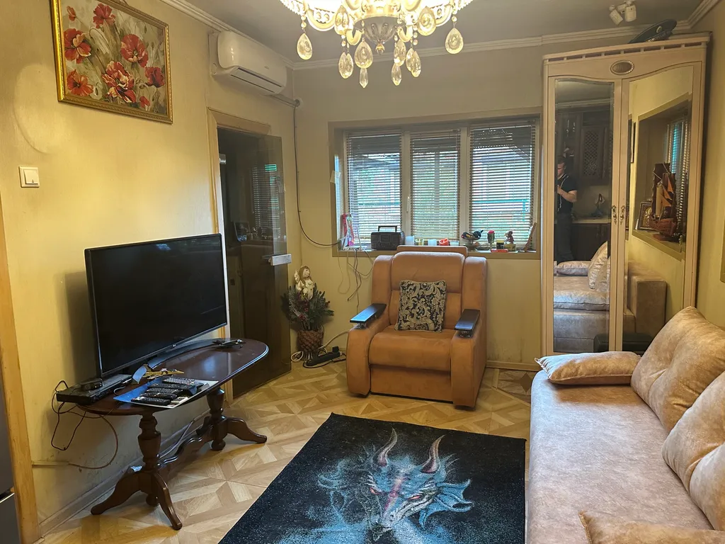 Уютный домик рядом с садом, хвойными деревьями, рядом с тц