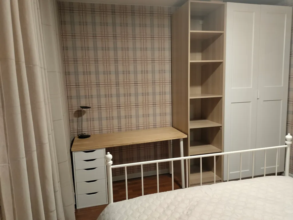 Уютный коттедж с дровяным камином, в окружении лесного массива