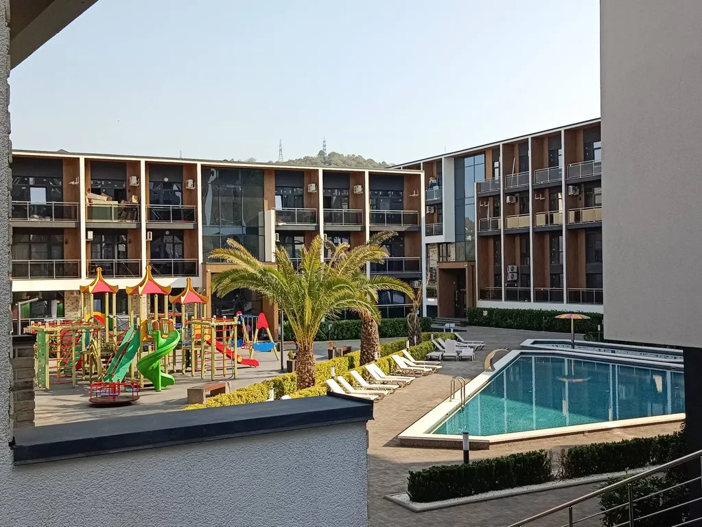 Апартаменты с двумя бассейнами на берегу моря