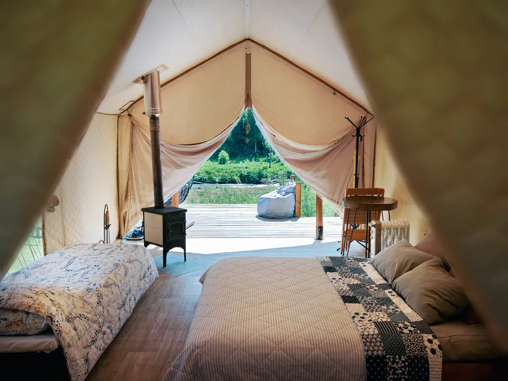 Уединенный мини-глэмпинг на берегу горной реки