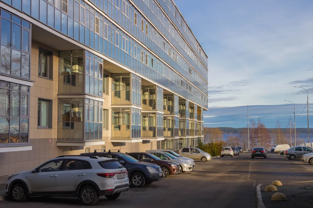 Современная трешка с видом на озеро и каминным залом