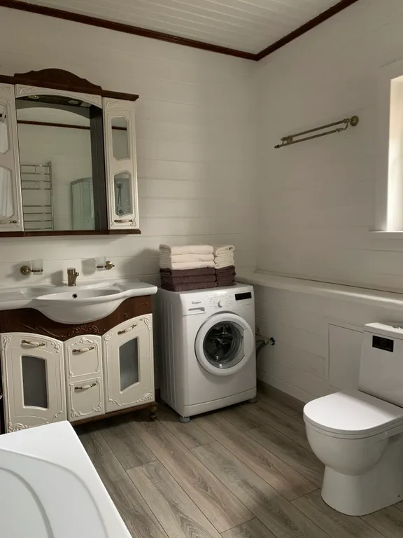 Дом у пруда