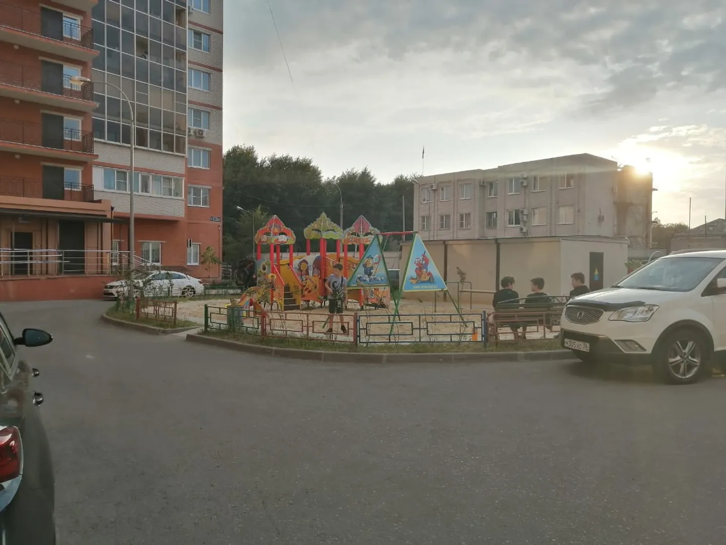 Детская площадка внутри закрытой территории
