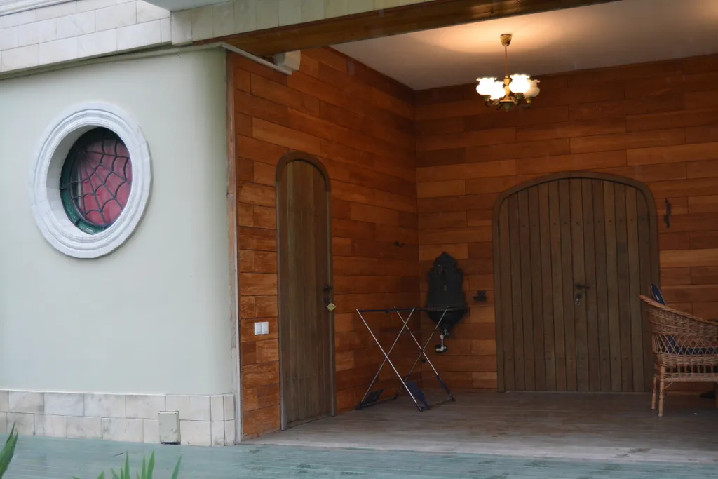 Дом с верандой в саду