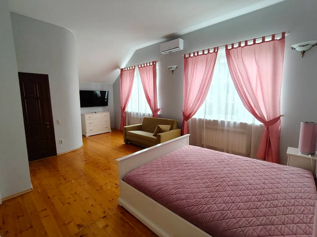 Частный дом с беседкой