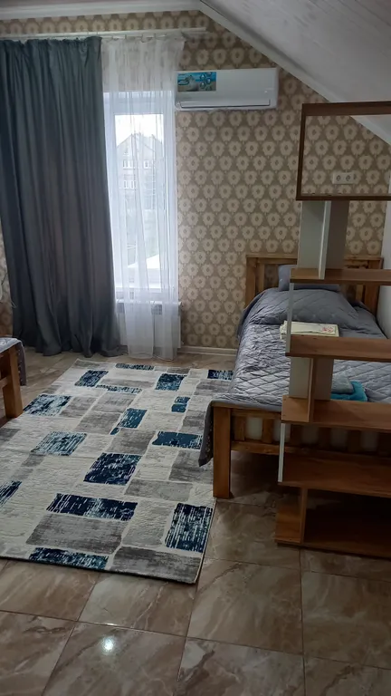 Уютная комната в доме с ванной комнатой