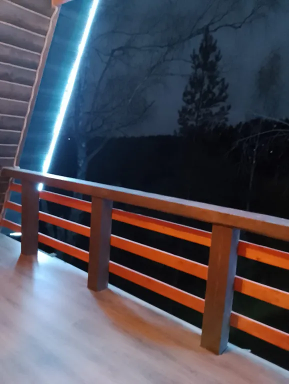 Архитектурный дом A-freim с безграничным окружением природы и речки