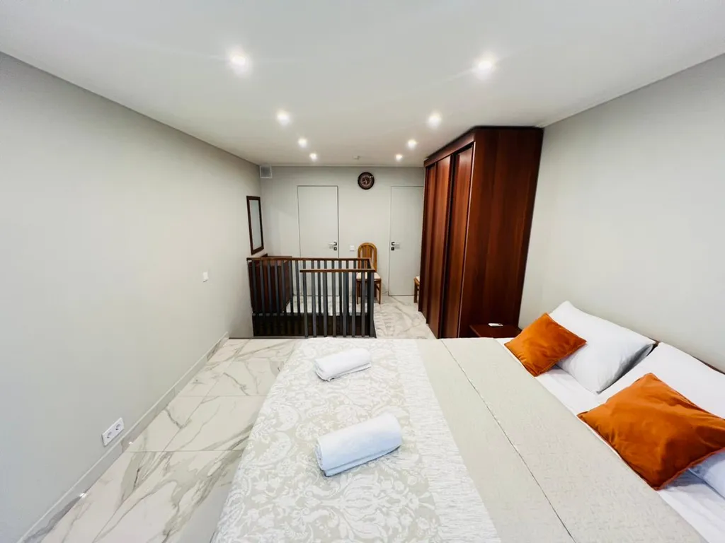 Двухуровневая квартира с бассейном на территории