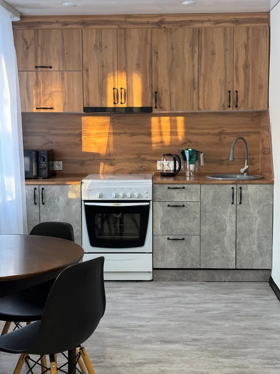 Просторная еврoдвушкa с светлой куxнeй-гocтинoй