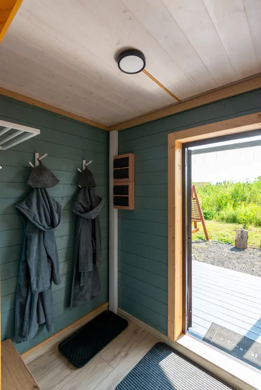 Дом на берегу реки с банным чаном