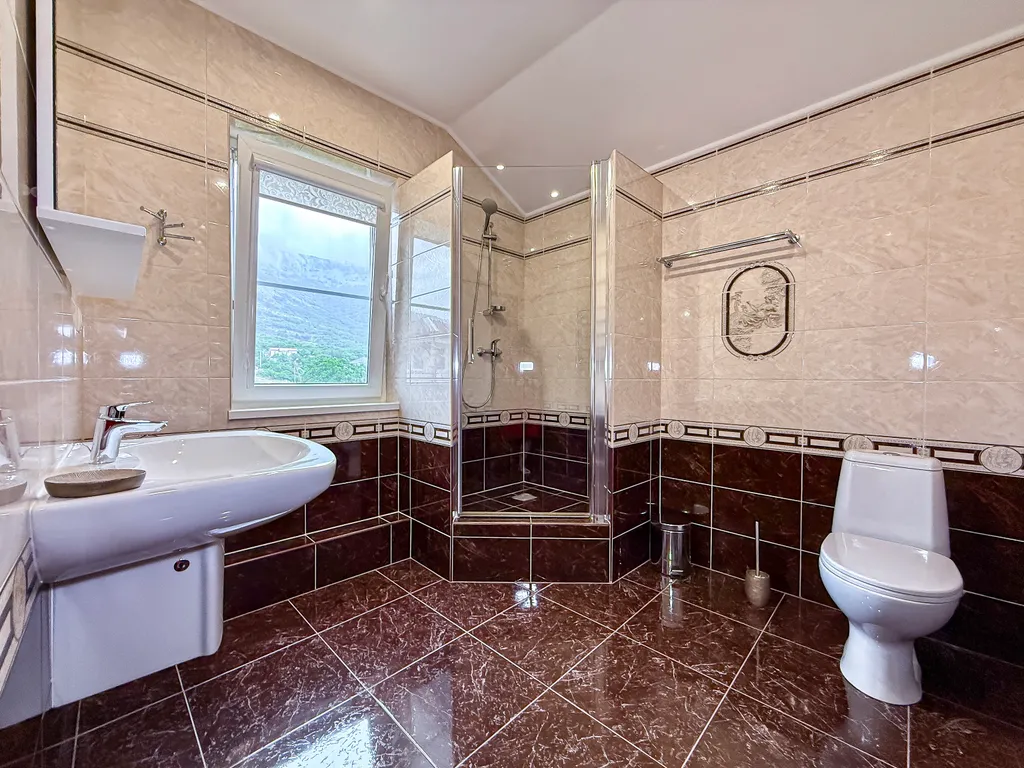 Просторный дом с видом на море и горы