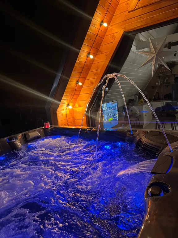 Дом A-frame с баней и джакузи под открытым небом в сосновом лесу