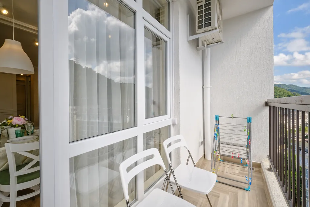 Квартира с дизайнерским ремонтом и видом на горы на побережье