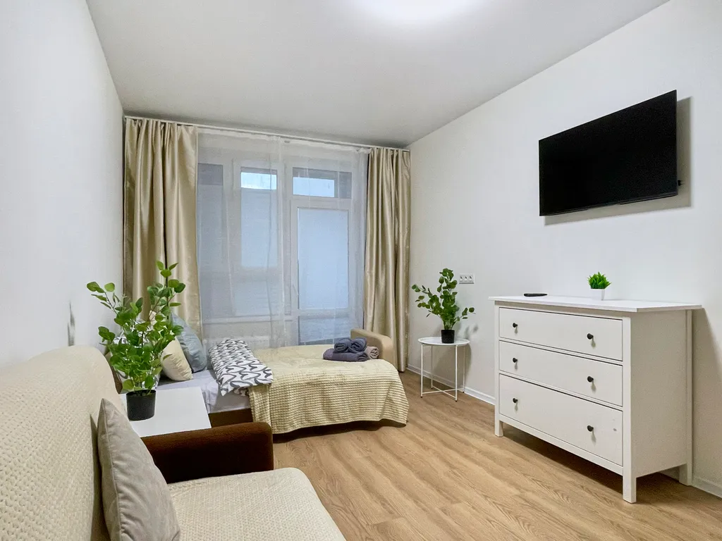 Уютная светлая трешка кухня отдельно, 2 балкона