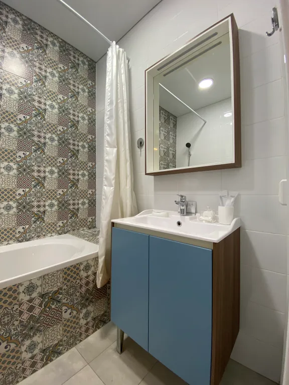 Поделам Светлая квартира рядом с Radisson Blu