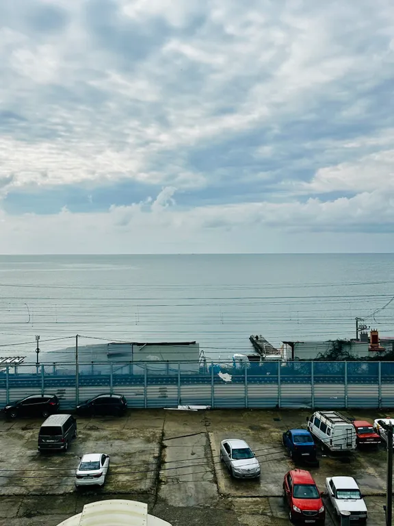 Уютные номера с БАЛКОНОМ и видом на море/горы на 1 линии в Адлере!