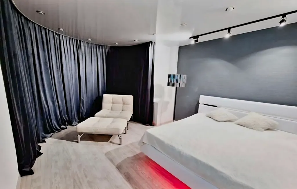 Уютная квартира с панорамными окнами и джакузи