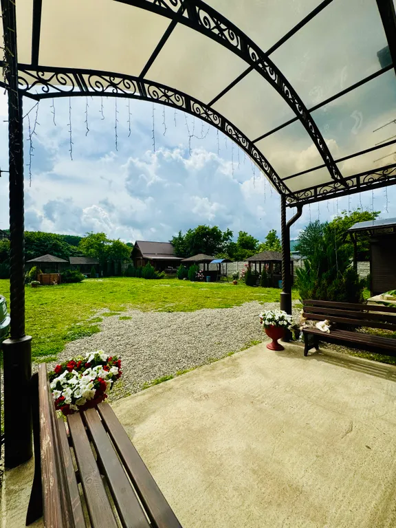 Трехместный номер с балконом, с видом на горы