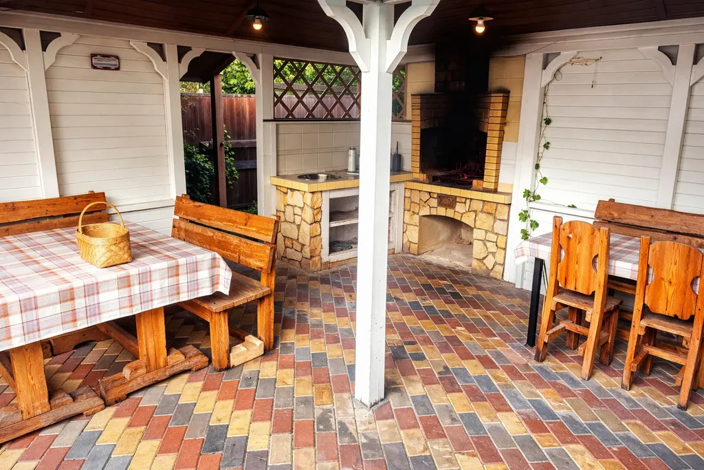 Дом с бассейном у леса