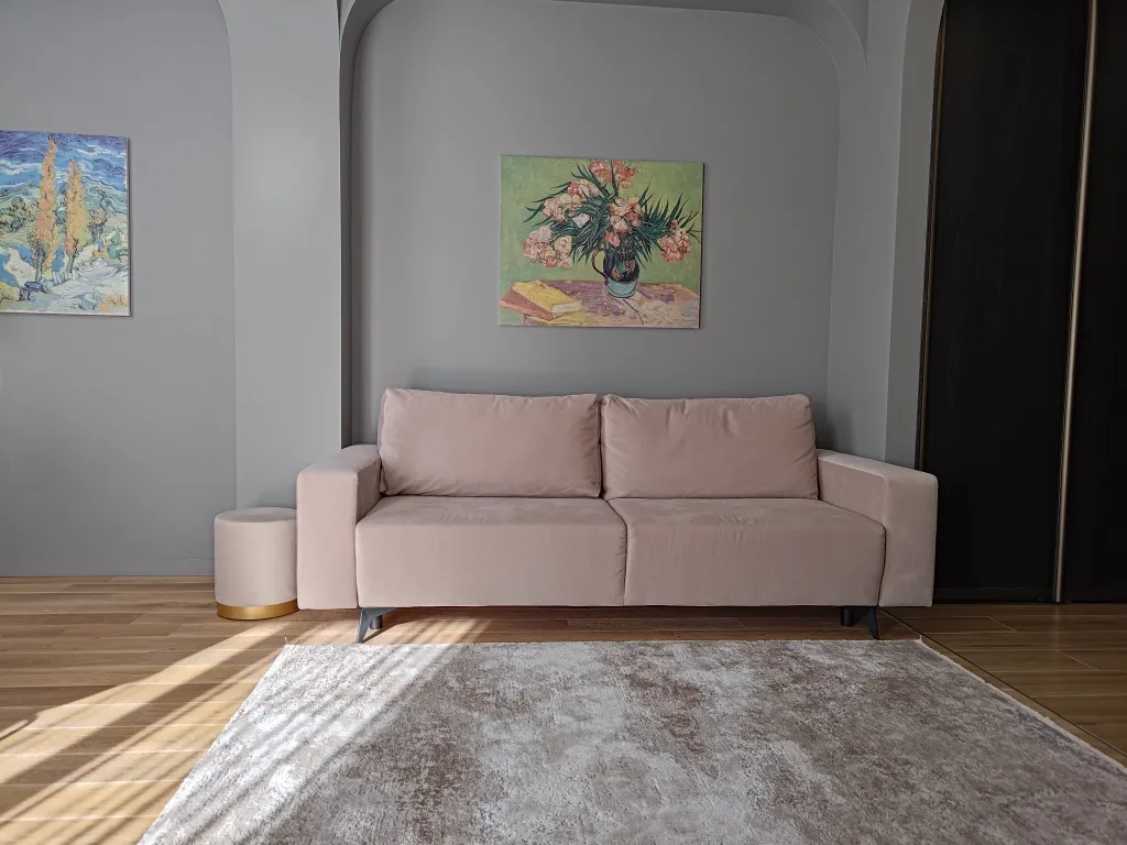 Дизайнерский апартамент с балконом в окружении леса