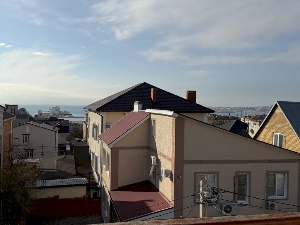 Дом с террасами и видом на море, рядом с центром