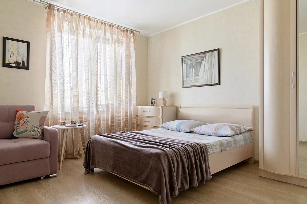 Современная двухкомнатная квартира с изолированными комнатами в центре