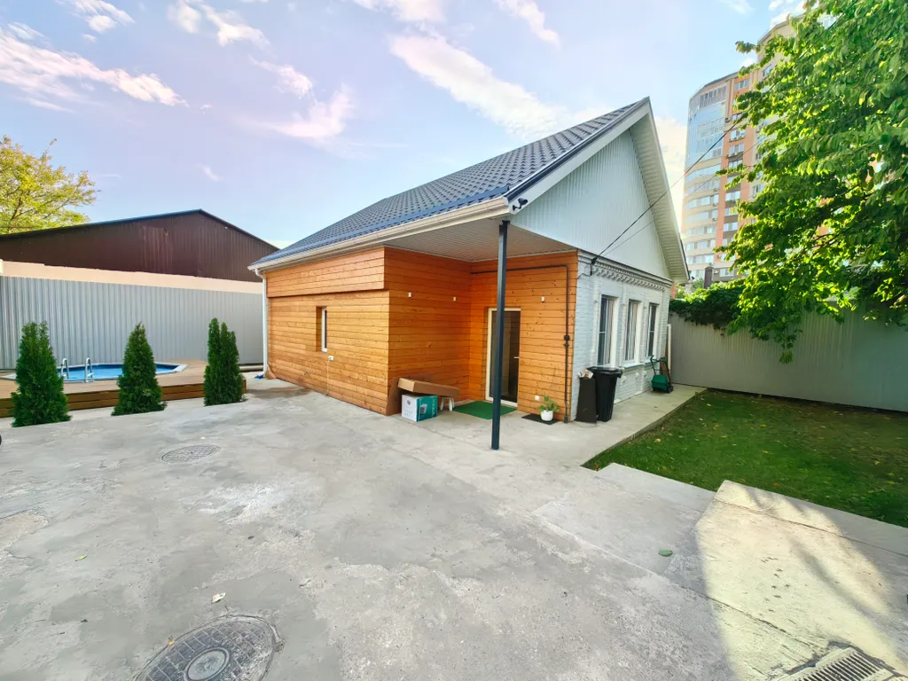 Уютный дом в центре города с мангалом и теплым бассейном