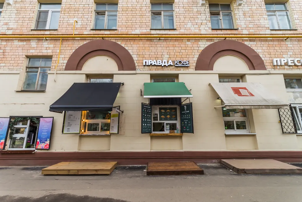 У метро Аэропорт
