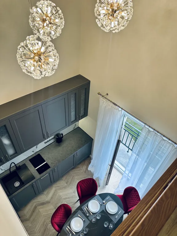 Дизайнерский апартамент в 2-уровнях в 5 минутах от моря