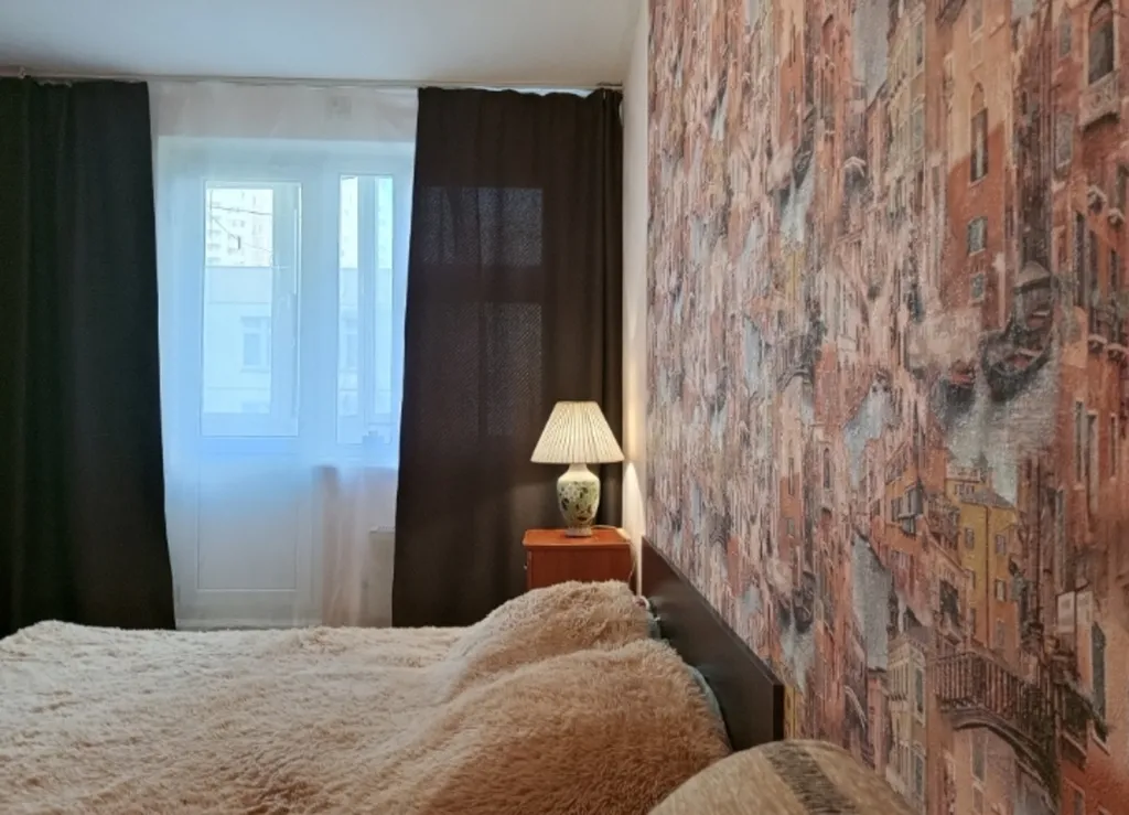 Комната с балконом