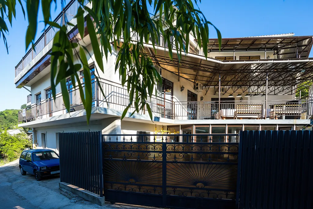 Номер делюкс с видом на бассейн, горы и аэропорт