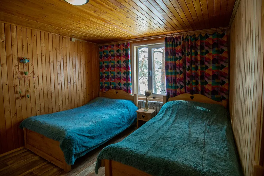 Уютный деревянный дом на берегу реки