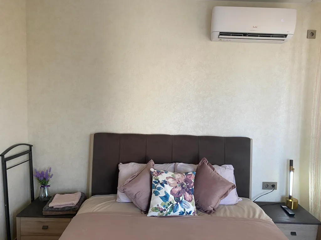 Двухкомнатные апартаменты в новостройке с витражным балконом