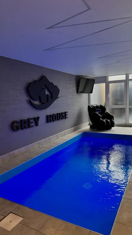 Уютный дом с крытым бассейном