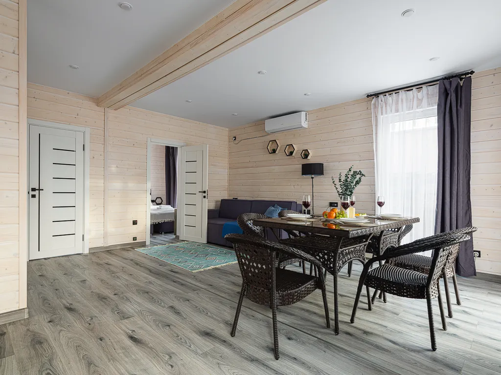 Семейный коттедж с баней и чаном в Шишкин Плейс в хвойном лесу