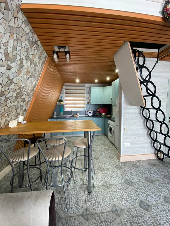 Дом-шалаш и баня-бочка на берегу горе-моря