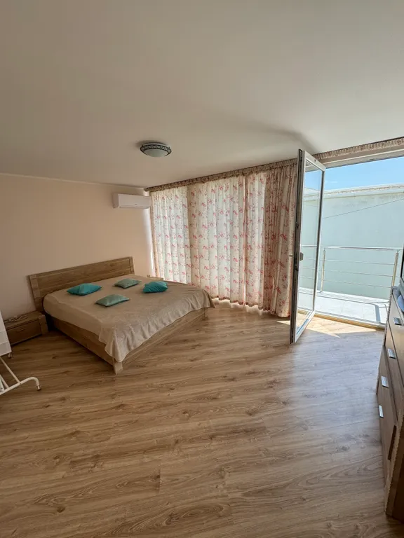 Белый коттедж на первой линии моря