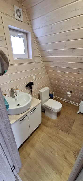 Треугольный домик с видом на горнолыжку