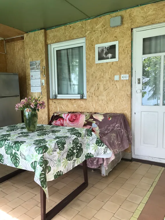 Уютная комната в центре города с видом на море