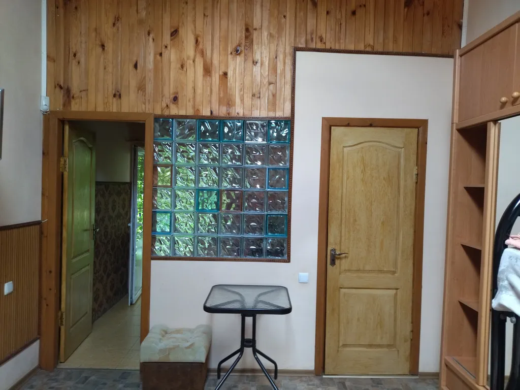 Номер с двухъярусной кроватью для детей и большая кровать для взрослых