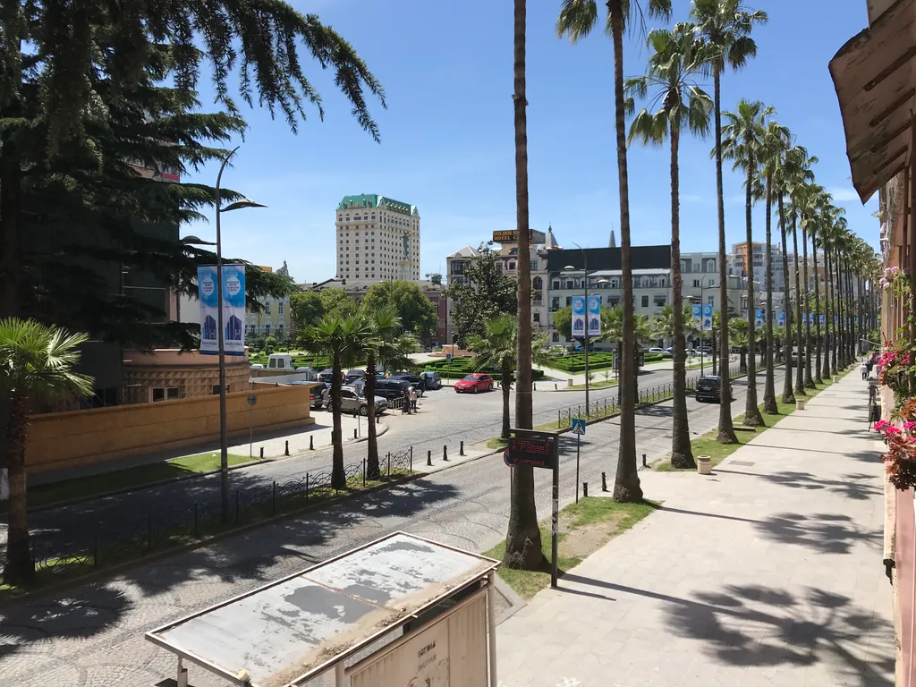 Квартир в старом Батуми, в районе Драматического театра, с большим балконом