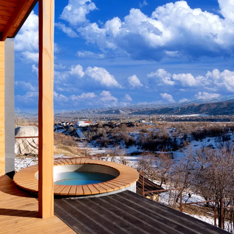 Домик на поляне любви в горах