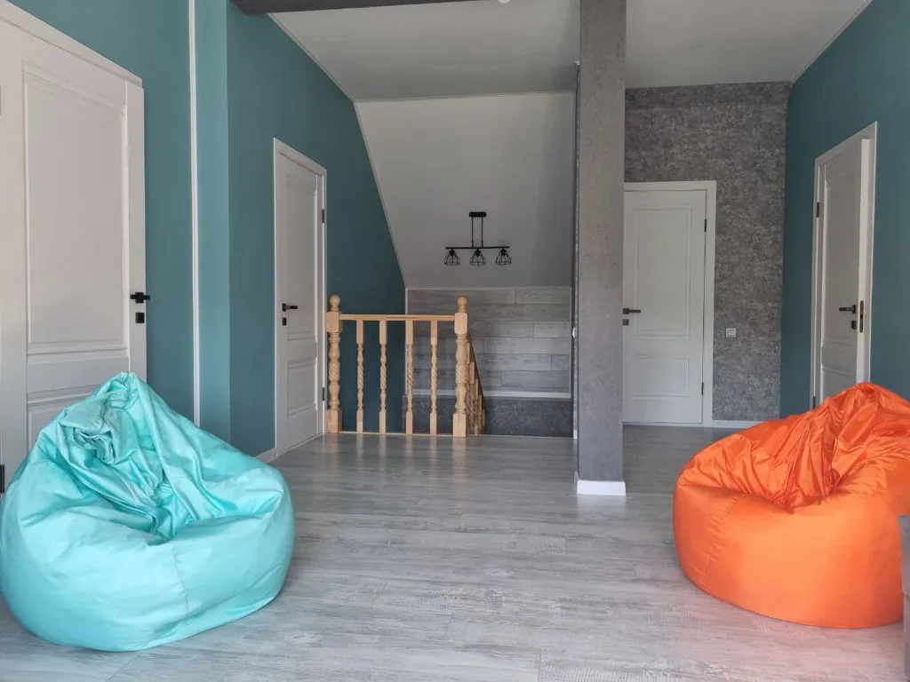 Зелёный дом на берегу Катуни с видом на реку и горы