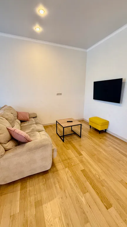 Просторный апартамент с видом на комсомольский парк рядом с озером