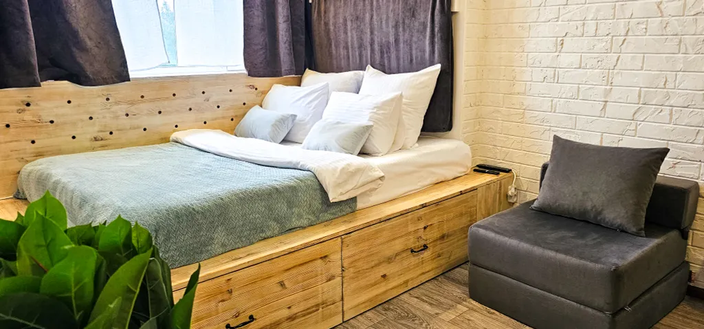 Белая студия напротив ТЦ Солнечный