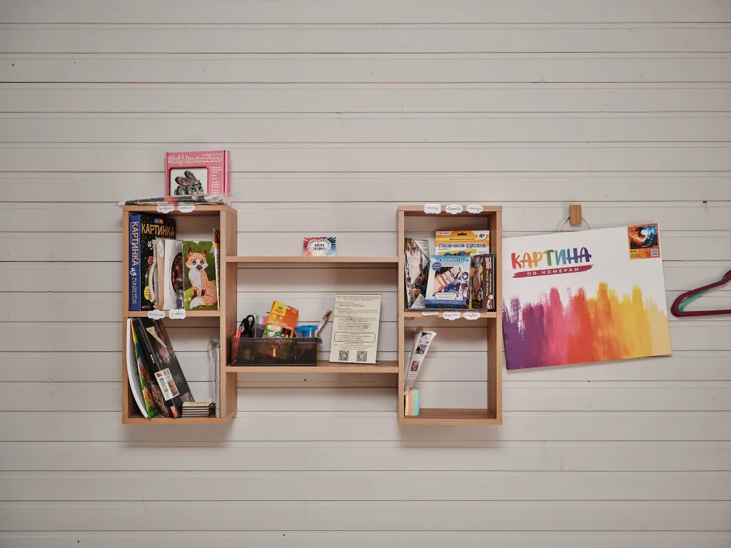 Творческий дом с игровой и полкой увлечений