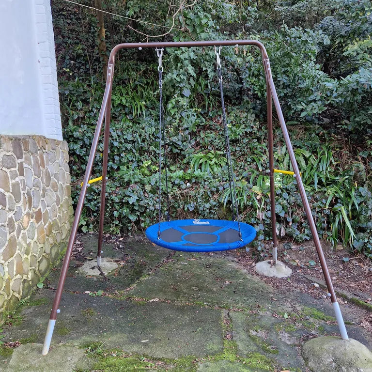 Двухэтажный дом с уютным двориком в окружении зелени