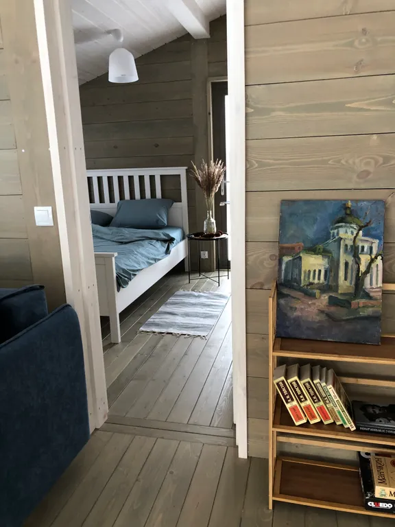 Атмосферный дом с камином около леса