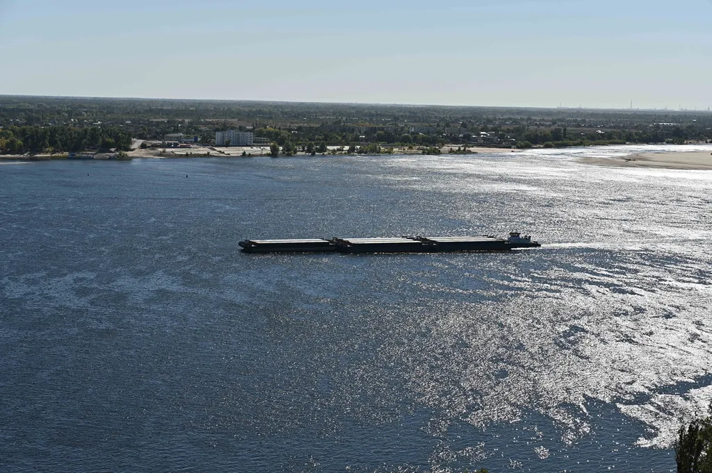 Жизнь с видом реку: огромная лоджия с панорамным остеклением в пол!