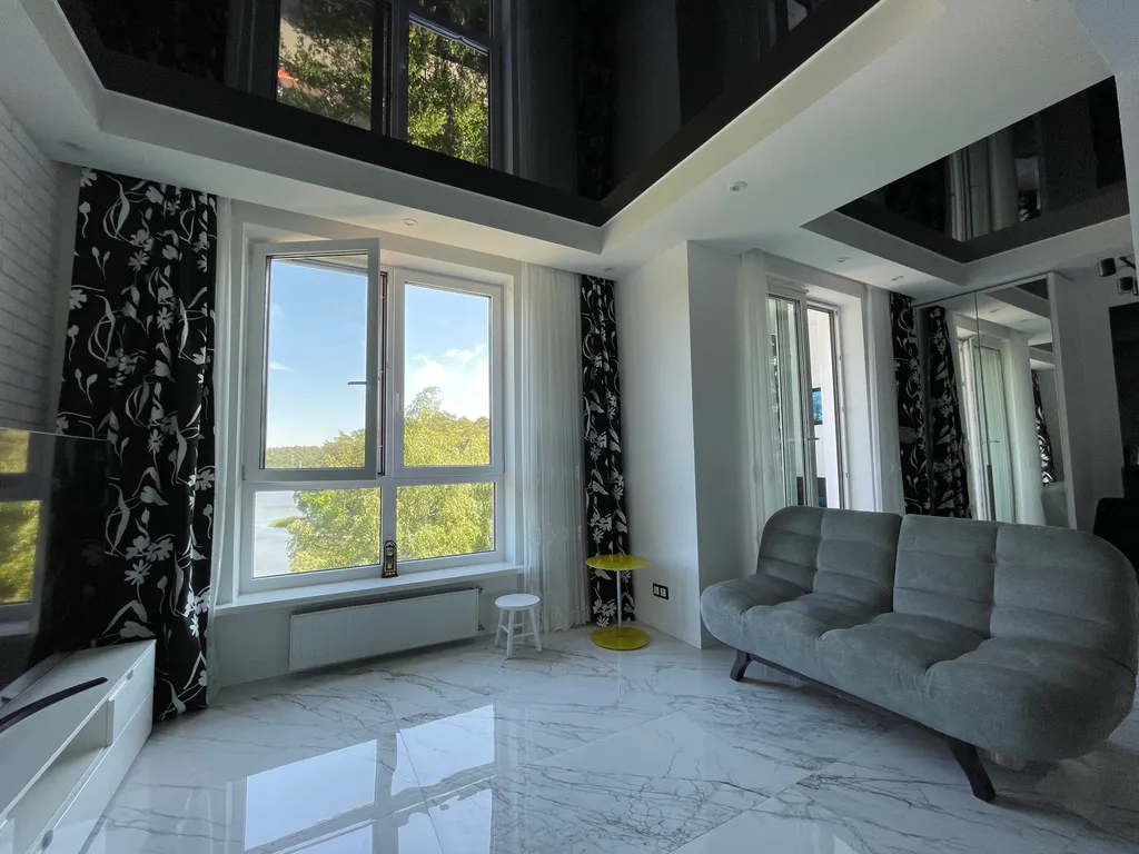 Уютная квартира с видом на озеро и сосновый лес